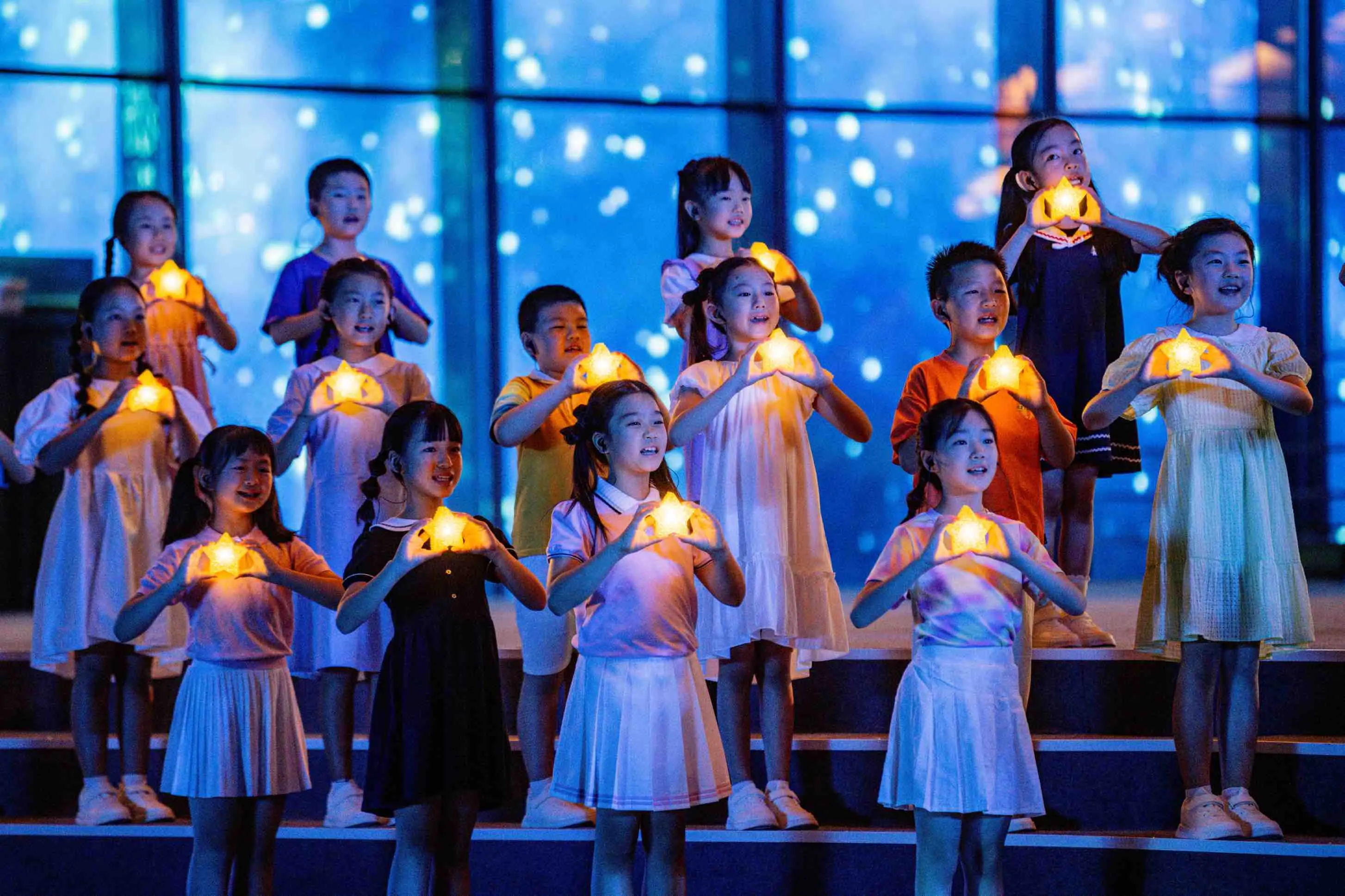 包括本届世, 轻松等主题