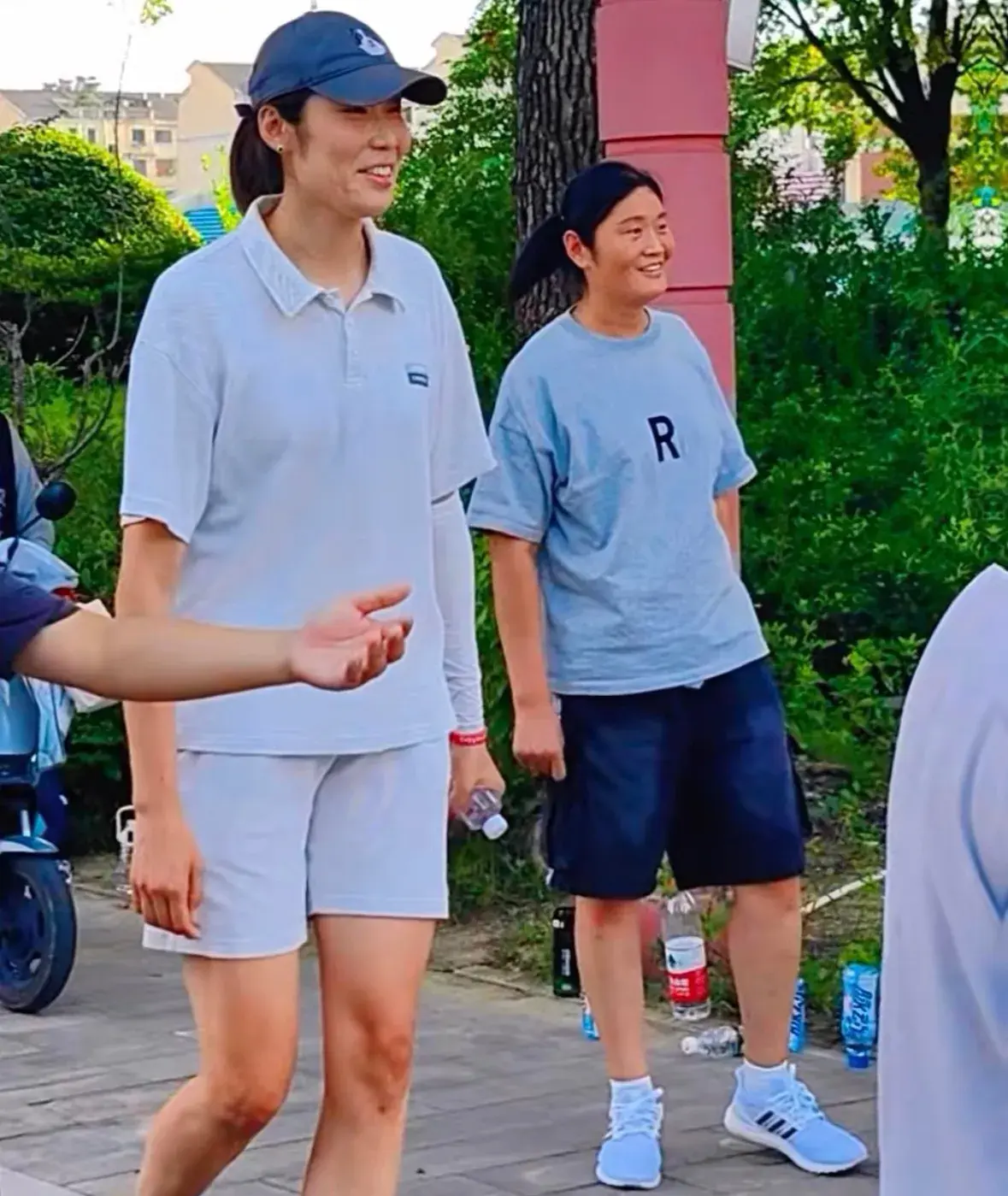 携姐姐参加, tenan, 短裤和短袖