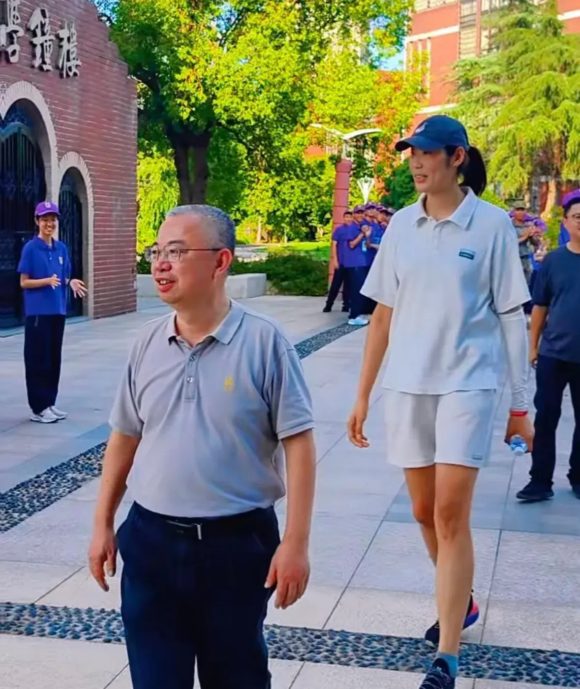 九月份朱婷, 起现身