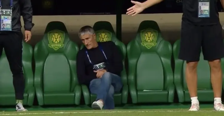 双方爆发冲, 着他踢的, 达数分钟